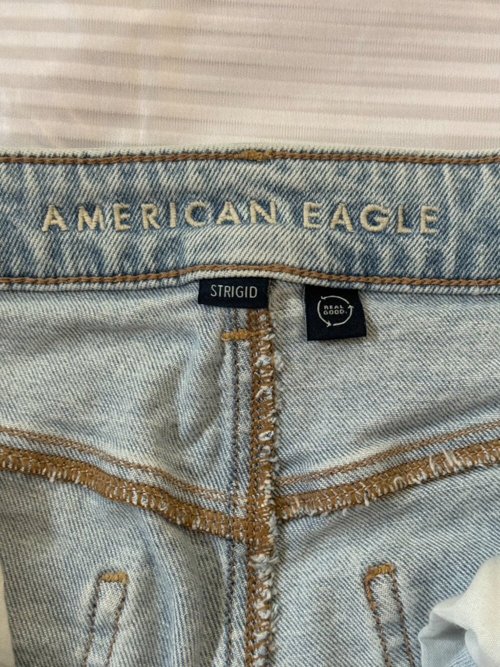 American Eagle Mom Jean Light Wash High Rise Sz 8 - Picture 4 of 5